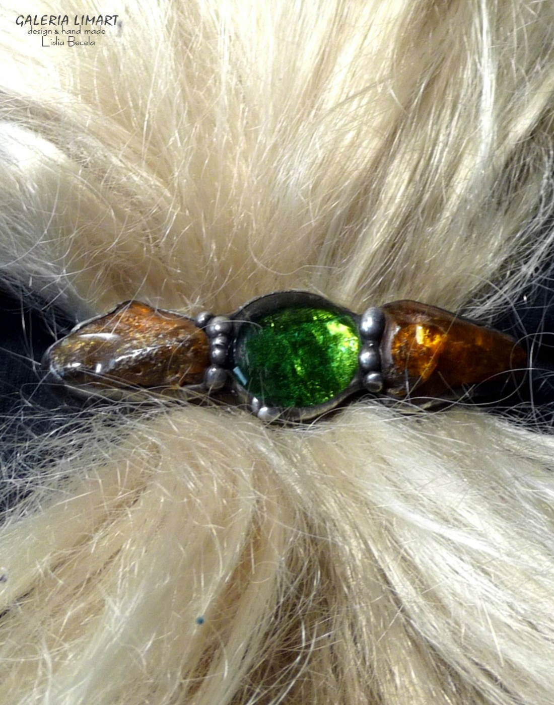 Unikatowa oryginalna spinka do włosów z bursztynem bałtyckim i zielenią szklanego kaboszona